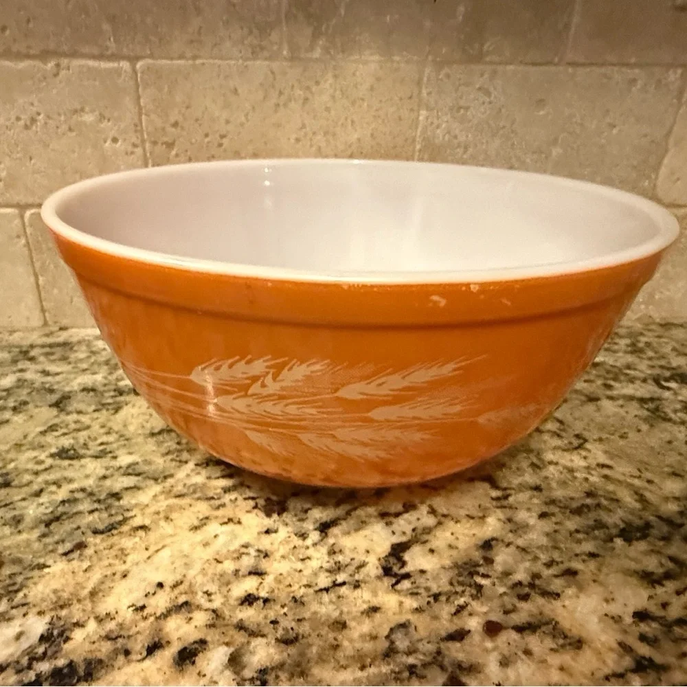 Pyrex Autumn Harvest Wheat mixing bowl. Vintage.